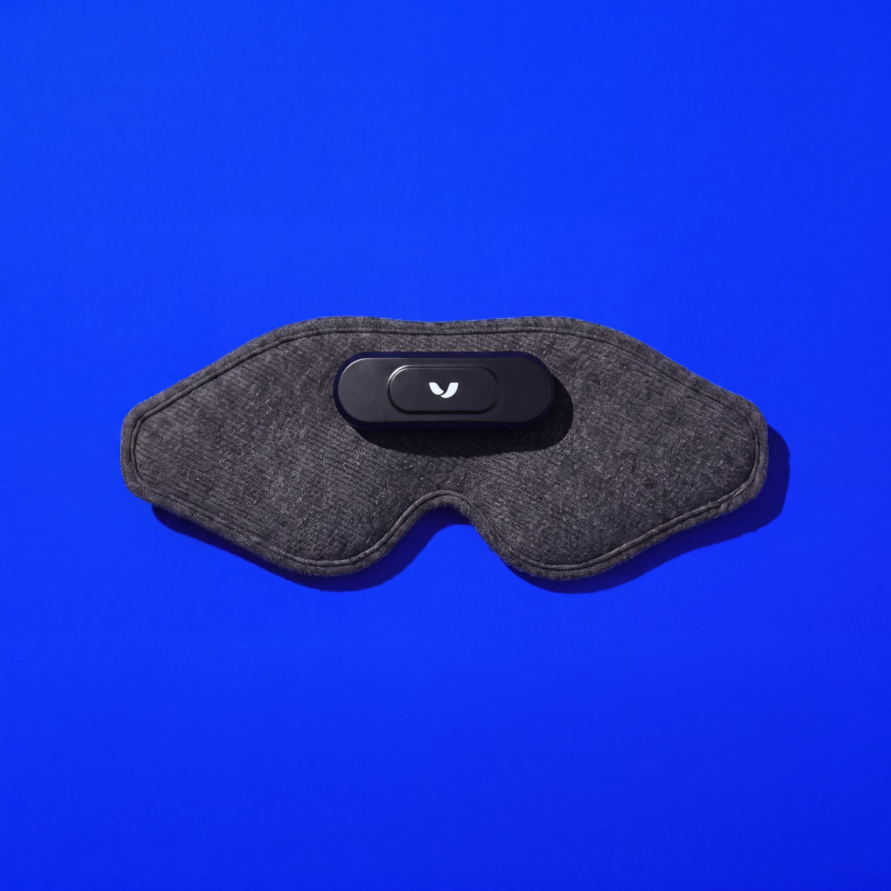 Mask 与头带在纯电光蓝底面上的俯拍平铺图